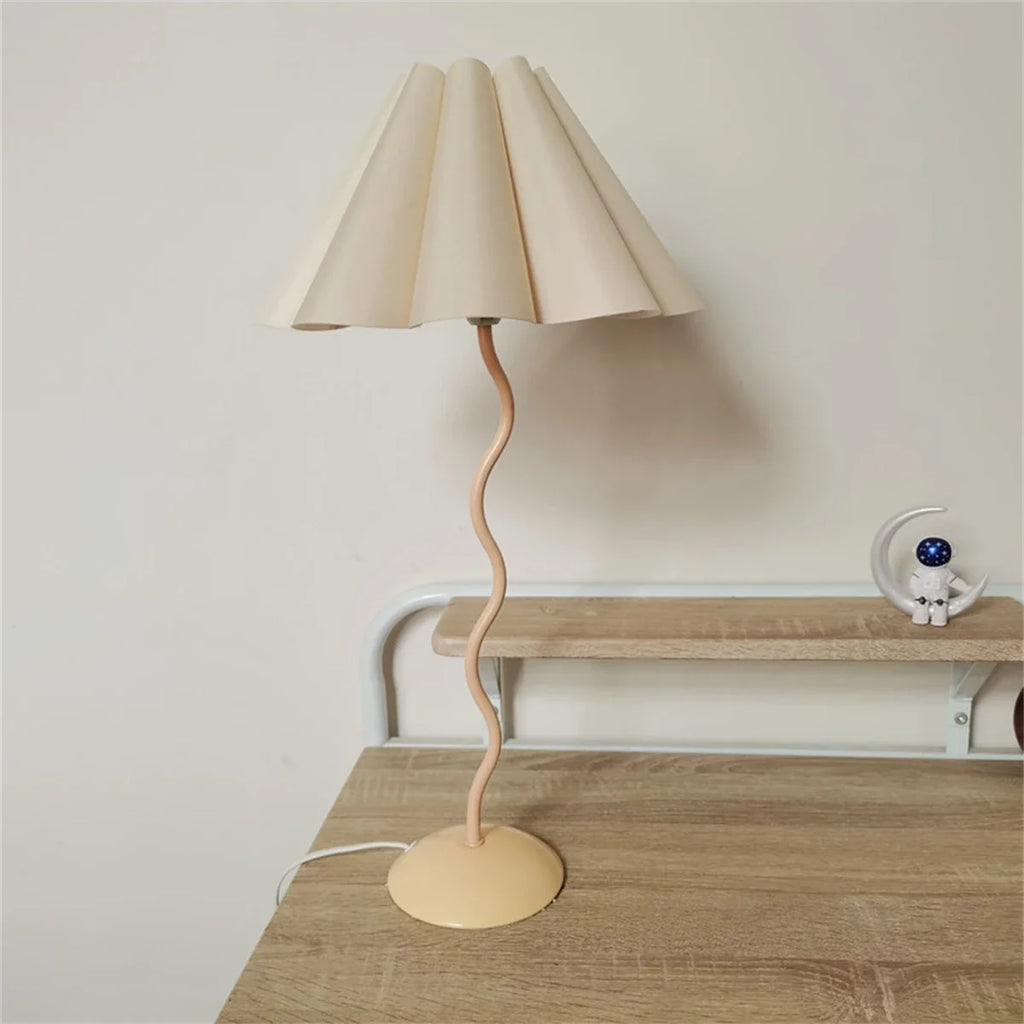 Lámpara de mesa ins retro plisada paraguas nórdica medieval coreana para dormitorio principal, lámpara de cabecera, de hierro forjado, triangulación de envíos