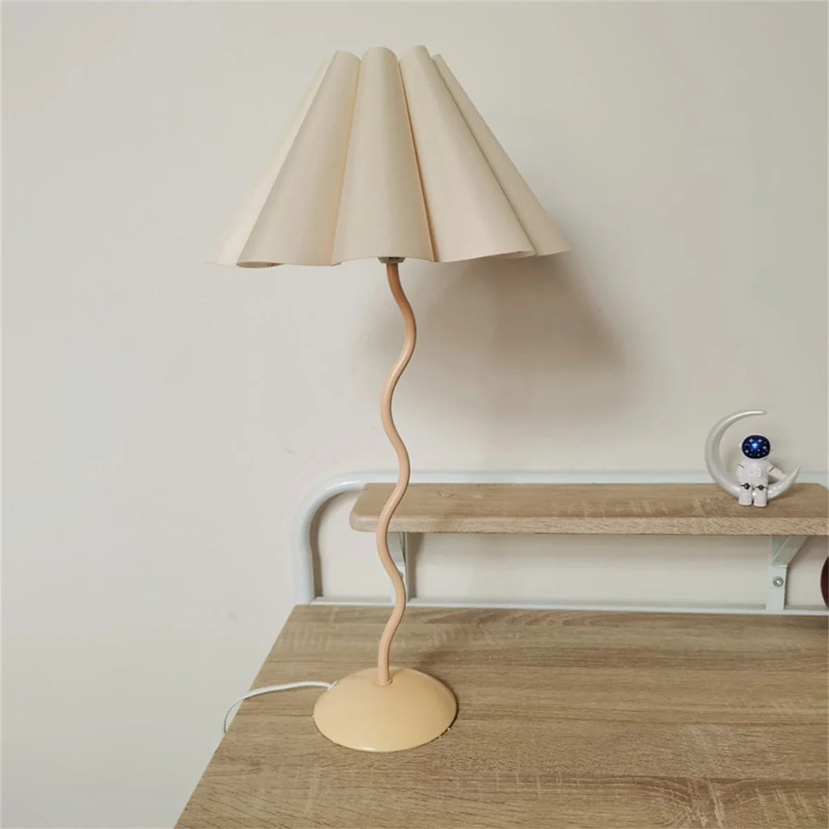Lámpara de mesa ins retro plisada paraguas nórdica medieval coreana para dormitorio principal, lámpara de cabecera, de hierro forjado, triangulación de envíos