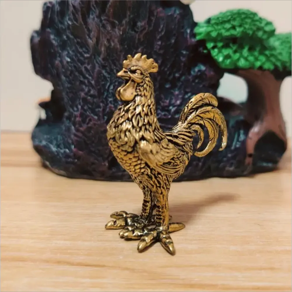 Elegante figura de gallo de latón - Intrincada decoración dorada de animales para el hogar, la oficina o como regalo, plumas y cresta detalladas, mesa rústica