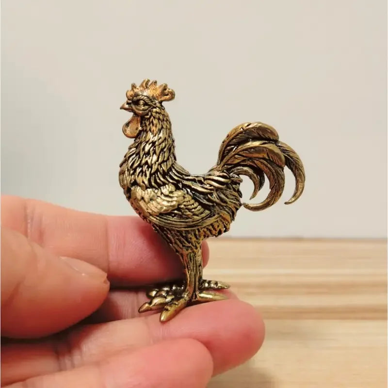 Elegante figura de gallo de latón - Intrincada decoración dorada de animales para el hogar, la oficina o como regalo, plumas y cresta detalladas, mesa rústica