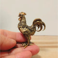 Elegante figura de gallo de latón - Intrincada decoración dorada de animales para el hogar, la oficina o como regalo, plumas y cresta detalladas, mesa rústica