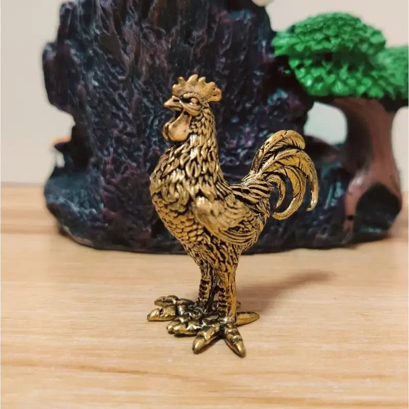 Elegante figura de gallo de latón - Intrincada decoración dorada de animales para el hogar, la oficina o como regalo, plumas y cresta detalladas, mesa rústica