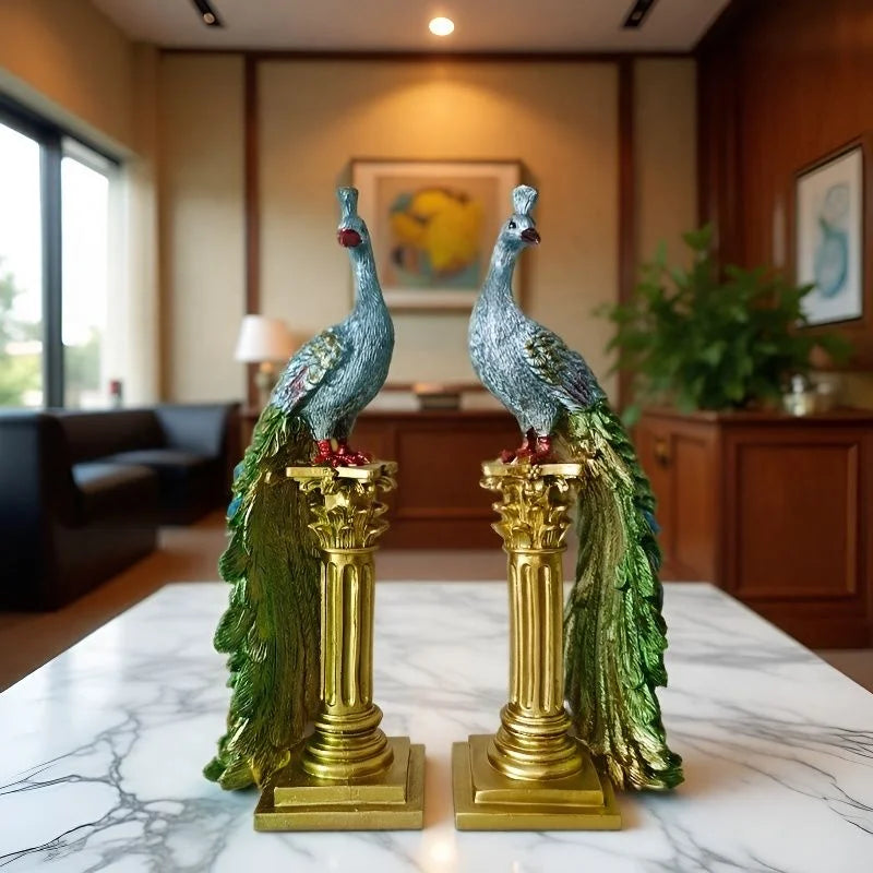 Un par de exquisitos adornos de pavo real sobre columnas romanas añaden un toque artístico al hogar.