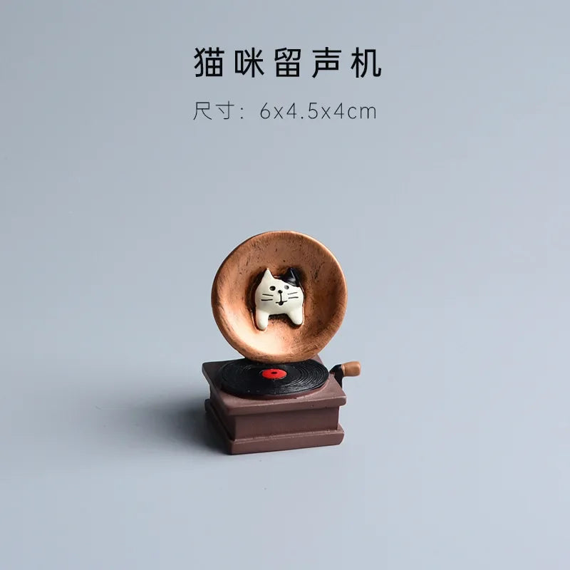 ZAKKA Miniaturas Estudio Estantería Decoración Hogar Lindo Gato de Dibujos Animados Retro Escritorio Gramófono Adorno Artesanía Accesorios Casa de Muñecas Juguete Regalo